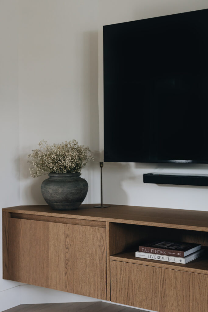 Meuble TV mural sur mesure en placage de chêne, design épuré suspendu avec rangement discret et ambiance chaleureuse