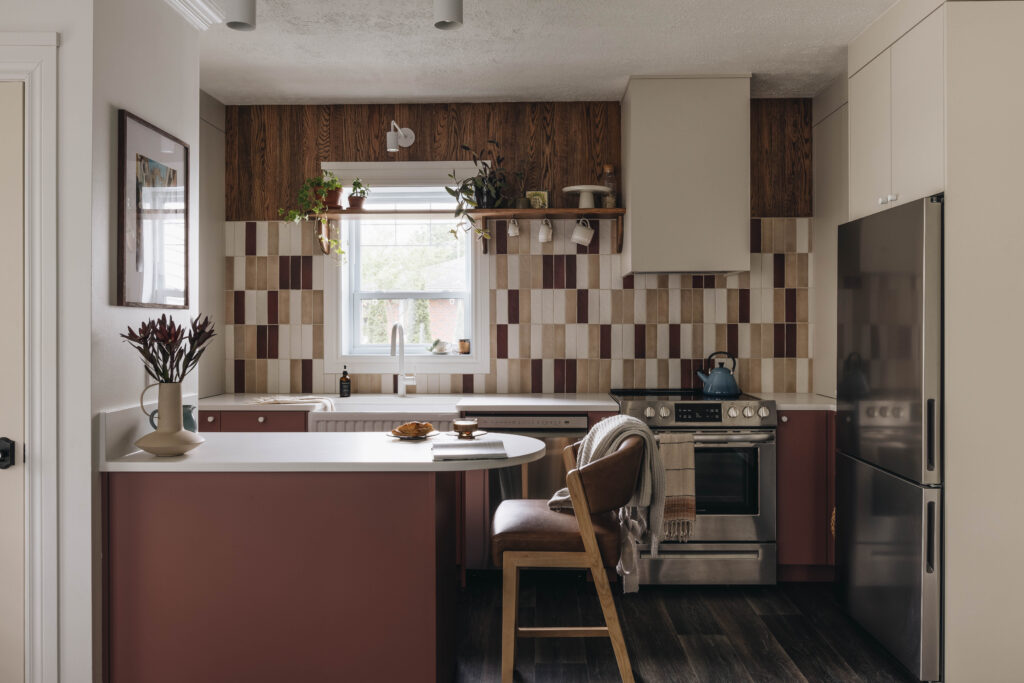 Micro-cuisine sur mesure au style éclectique avec îlot compact, finitions colorées, lambris de bois et inspiration européenne