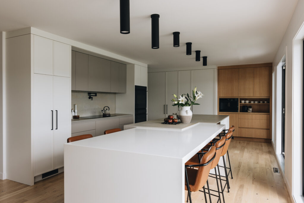 Cuisine haut de gamme sur mesure avec très grand îlot central, armoires en Fenix mat de Miralis et design contemporain élégant