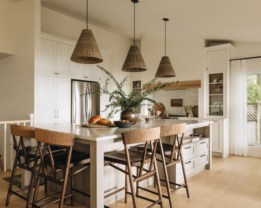 Cuisine sur mesure au style contemporain avec îlot central et chaises en bois, conçue par Espaces Rubic à Drummondville