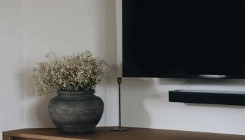 Meuble TV mural sur mesure en placage de chêne, design épuré suspendu avec rangement discret et ambiance chaleureuse