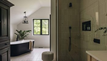 Salle de bain sur mesure intemporelle avec baignoire autoportante, douche vitrée, textures naturelles et ambiance apaisante