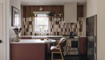 Micro-cuisine sur mesure au style éclectique avec îlot compact, finitions colorées, lambris de bois et inspiration européenne