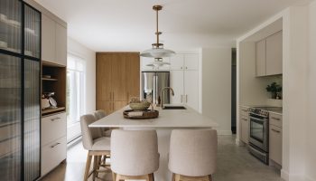 Cuisine moderne sur mesure avec grand îlot central en Dekton, matériaux clairs et design lumineux et épuré
