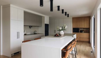 Cuisine haut de gamme sur mesure avec très grand îlot central, armoires en Fenix mat de Miralis et design contemporain élégant