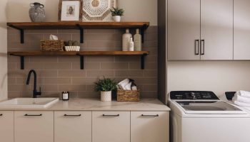 Buanderie sur mesure avec armoires claires, rangement intégré, étagères en bois et ambiance douce et apaisante