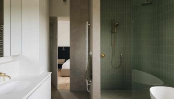 Salle de bain contemporaine sur mesure avec douche à l’italienne en carrelage vert sauge, vanité blanche minimaliste et robinetterie en laiton brossé