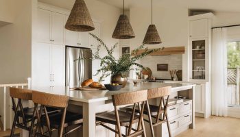 Cuisine sur mesure au style contemporain avec îlot central et chaises en bois, conçue par Espaces Rubic à Drummondville