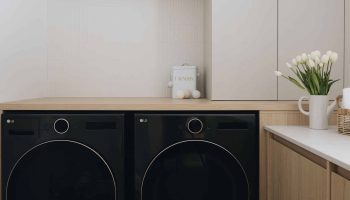 Buanderie minimaliste sur mesure avec armoires claires, électroménagers intégrés, rangement fonctionnel et ambiance lumineuse