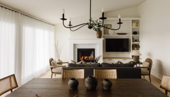 Salon sur mesure avec unité murale intégrée, foyer central, mobilier chaleureux et ambiance contemporaine harmonieuse