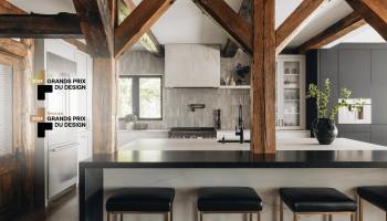 Cuisine sur mesure intemporelle avec poutres de bois apparentes, îlot central, matériaux modernes et ambiance chaleureuse